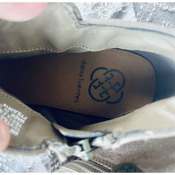 Ankle Boots - Fall Booties - Daisy Fuentes Size 6- Brown Boots - Picture 5 of 9